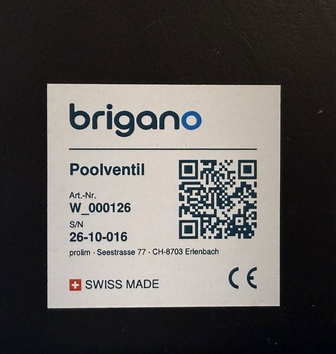 Typenschild brigano Poolventil mit Artikelnummer, Seriennummer und QR-Code